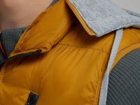 Утепленный жилет со съемным капюшоном