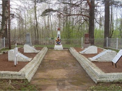 Братская могила воинов Советской Армии, погибших в боях с немецко-фашистскими захватчиками в период Великой Отечественной войны 1941-1945 гг.