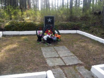 Братское захоронение советских воинов, погибших в 1941-44 гг.