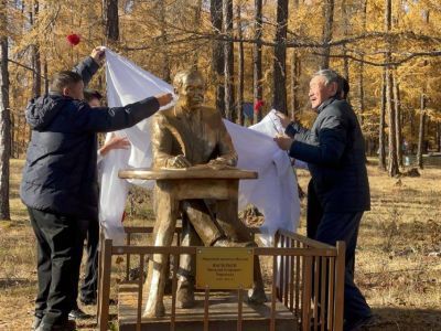 В селе Амгинского района открыли памятник народному писателю Якутии Василию Харысхалу