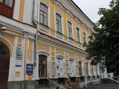 Здание 2-й  женской гимназии, аптеки и винного завода