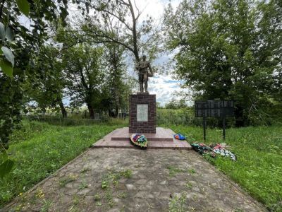 Братская могила воинов Советской Армии, погибших в период Великой Отечественной войны. Захоронено 250 человек. Установлено фамилий на 43 человека. Скульптура установлена в 1965 году