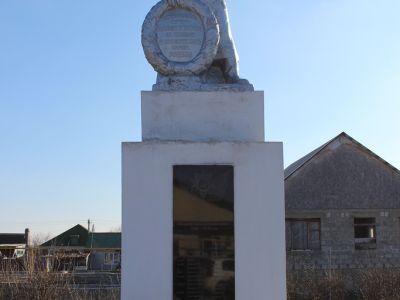 Братская могила советских воинов, погибших в боях с фашистскими захватчиками