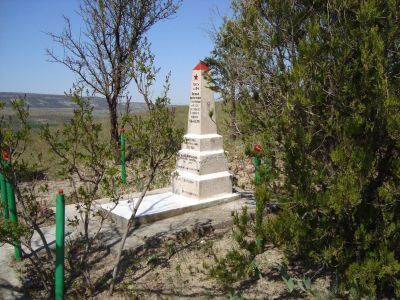 Братская могила курсантов Военно-морского училища береговой обороны им. ЛКСМУ