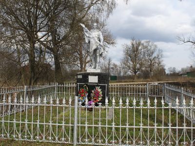 Братская могила советских воинов, погибших в боях с фашистами