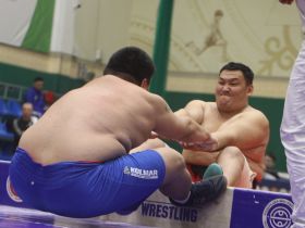 Сенсационно завершился турнир по мас-рестлингу Харлампия Васильева в Якутске