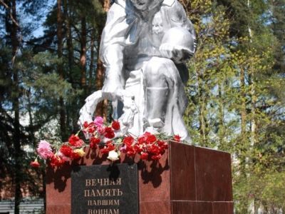 Братская могила советских воинов