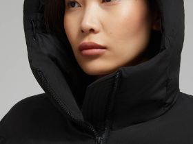 Утепленное пальто с капюшоном