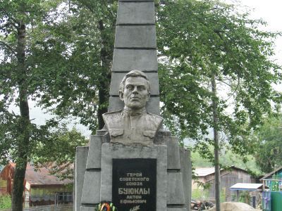 Братская могила советских офицеров, павших в августе 1945 года в боях при освобождении Южного Сахалина от японских милитаристов