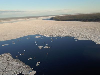 Нижняя кромка ледохода на реке Лене в Якутии наблюдается в Намском районе
