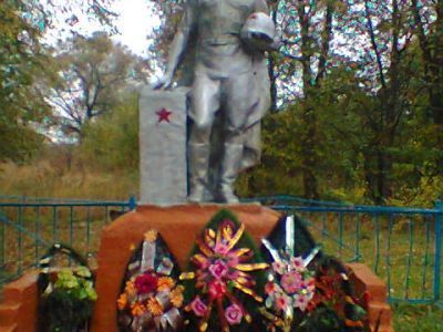 Братская могила 8 советских воинов, погибших в 1943 г. в боях с немецко-фашистскими захватчиками