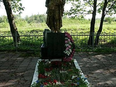 Братская могила советских воинов