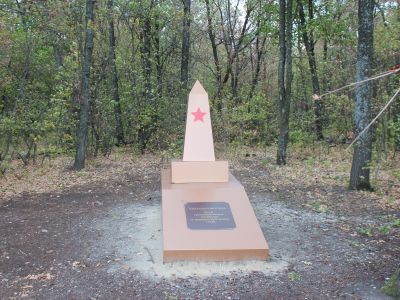 Братская могила. Захоронено два красноармейца, погибших в гражданскую войну в 1918 году. Пирамида