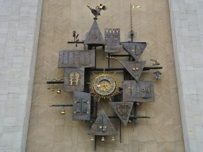 Декоративные часы из металла с движущимися элементами на фасаде Центрального государственного театра кукол