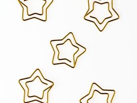 Скрепки фигурные Globus - звездочка 30 мм 12 шт. пластик. коробка, европодвес, золотые