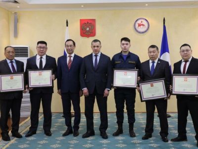 Юрий Трутнев вручил якутянам почетные грамоты от президента Владимира Путина