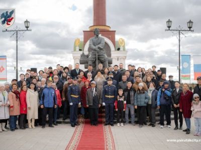 Цветы возложили к памятнику основателю Якутска Петру Бекетову