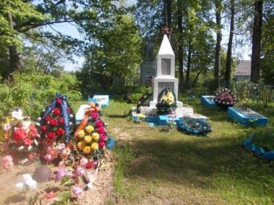 Братское кладбище воинов Советской Армии; здесь же захоронен Красильников Алексей Иванович (1903 - 1943), Герой Советского Союза