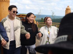 На Ысыахе Олонхо в Якутии определили финалистов конкурса среди запевал осуохая