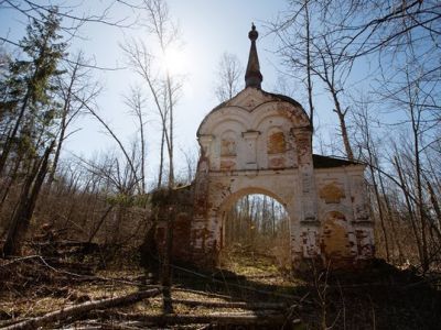 Ограда с башнями и воротами