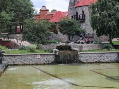 Декоративный бассейн с каскадом