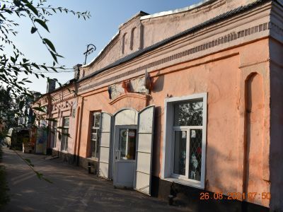 Каменный жилой дом середины XIX века, ныне магазин промышленных, детских товаров