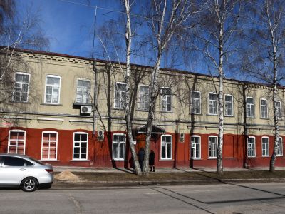 Здание бывшей мужской гимназии, где в 1890-1898 годах учились хирург С.Р.Миротворцев и писатель пушкиновед А.И.Гессен