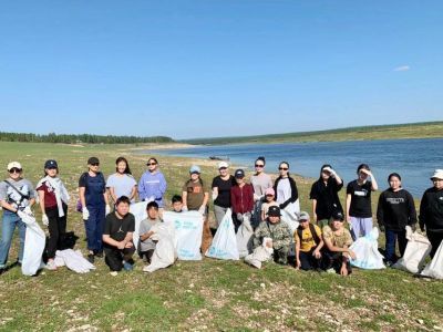 Волонтеры вывезли с берега реки Амги 48 мешков мусора во время субботника «Вода России»