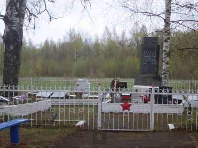 Братская могила воинов Советской Армии, погибших в боях с немецко-фашистскими захватчиками в период Великой Отечественной войны 1941-1945 гг.