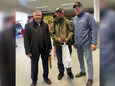 Приехавшего в отпуск участника СВО встретили в аэропорту Якутска