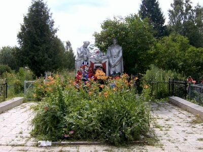 Братская могила советских воинов