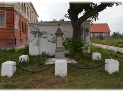 Стена красногвардейцев-коммунаров, расстрелянных в 1918 году белоинтервентами