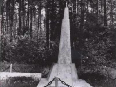 Братская могила партизан и жителей