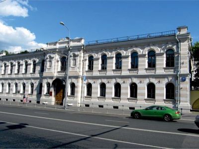 Здание Центрального государственного архива древних актов, в котором работали все крупнейшие русские историки, литературоведы, писатели - Л.Н. Толстой, Вл. Соловьев, Ст. Злобин и др. В разное время сотрудниками архива были: Ю.Б. Готье, С.В. Веселовский, Л