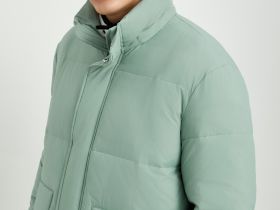 Пуховое пальто с воротником-стойкой