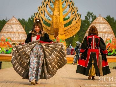 Шикарные национальные наряды представили на конкурсе Ысыаха Олонхо (ФОТО)