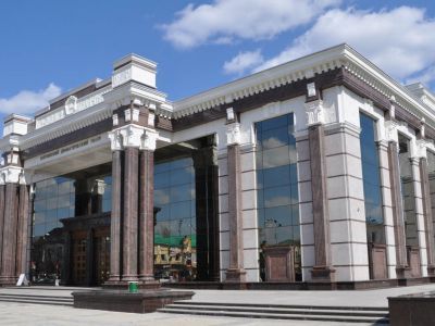 Здание бывш. Народного дома (ныне – областной театр драмы  им. А.В. Луначарского),  где: с первых лет  Советской власти проходили собрания советского и партийного актива, губернские съезды и партконференции; выступали: нарком просвещения А.В. Луначарский,