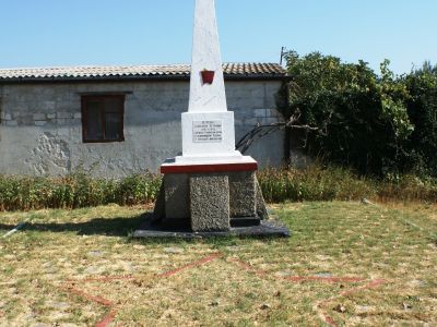 Памятный знак в честь партизана А.П.Петренко