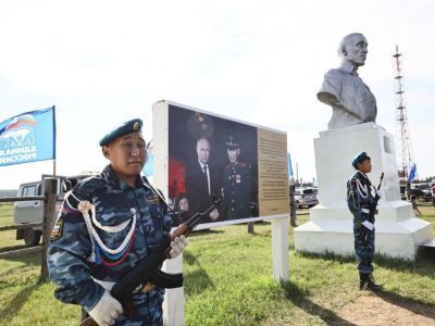 Айсен Николаев и жители Усть-Алданского района почтили память героев Баягантайского наслега
