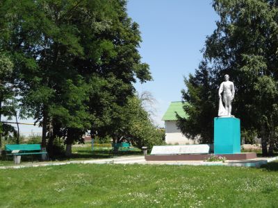 Братская могила советских воинов, погибших в боях с фашистскими захватчиками в 1943 году. Захоронено 451 человек, имена установлены. Скульптура советского воина