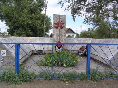 Братская могила советских воинов, погибших в период Сталинградской битвы