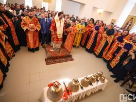 В Якутске в строящемся храме Всех Святых освятили колокола
