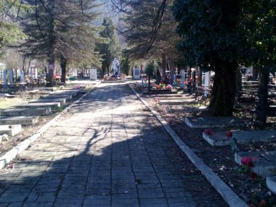 Братское кладбище советских воинов, погибших в боях с фашистскими захватчиками (62 индивидуальные могилы)