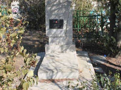 Братская могила советских воинов
