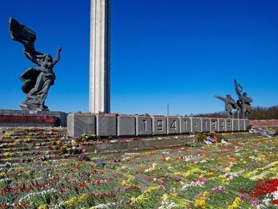 Губернатор Ленобласти готов забрать из Риги памятник советским воинам