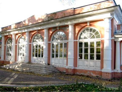 Два восточных и два западных флигеля