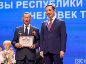 Айсен Николаев наградил 50 якутян премией «Человек труда»
