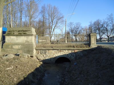 Мост у старого въезда в парк