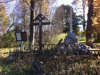 Братская могила воинов Советской Армии, погибших в 1941-1943 гг. в боях с немецко-фашистскими захватчиками. Установлен обелиск