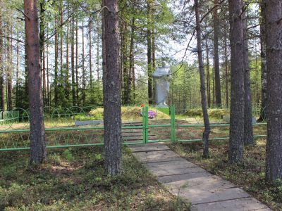 Воинское захоронение из 2 братских могил советских воинов, павших в годы Великой Отечественной войны (1941-1945 гг.)